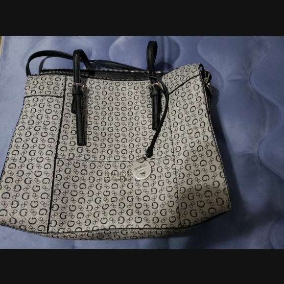 Large Guess Purse - Picture 6 of 6